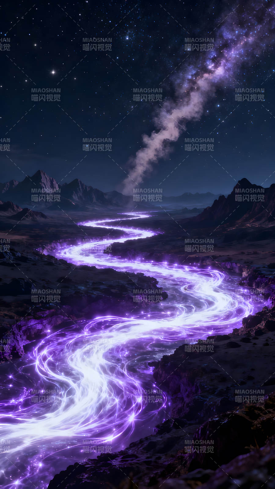 星空下闪耀的紫色河流图片