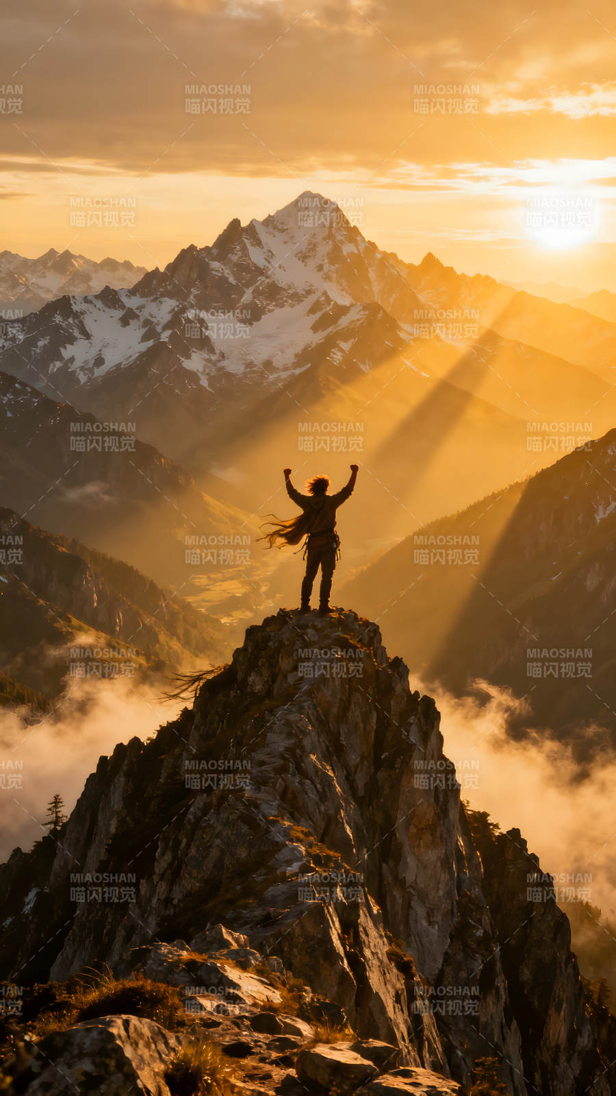 山巅欢呼阳光照耀下的胜利图片