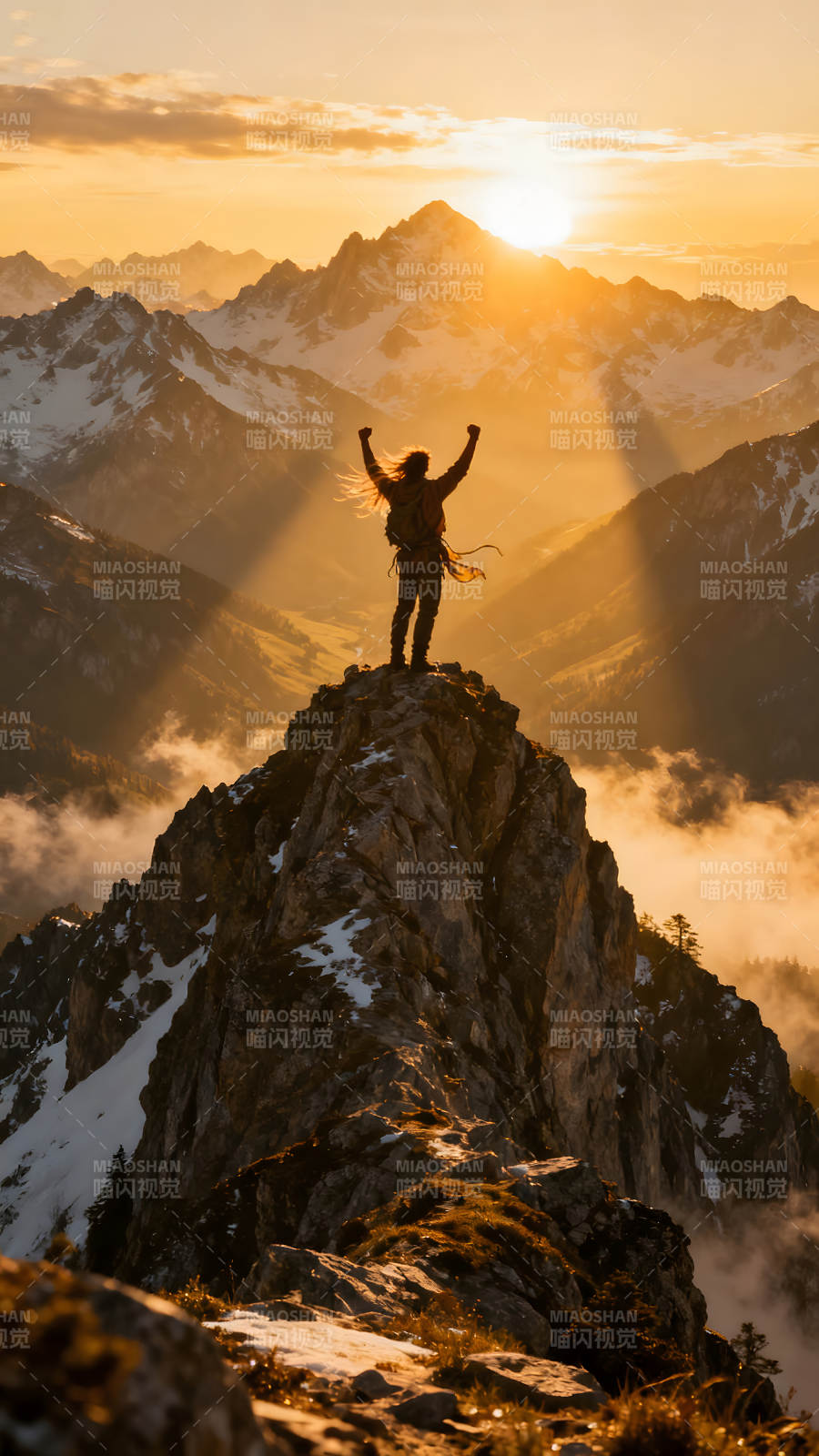 登山者在山顶迎接日出图片