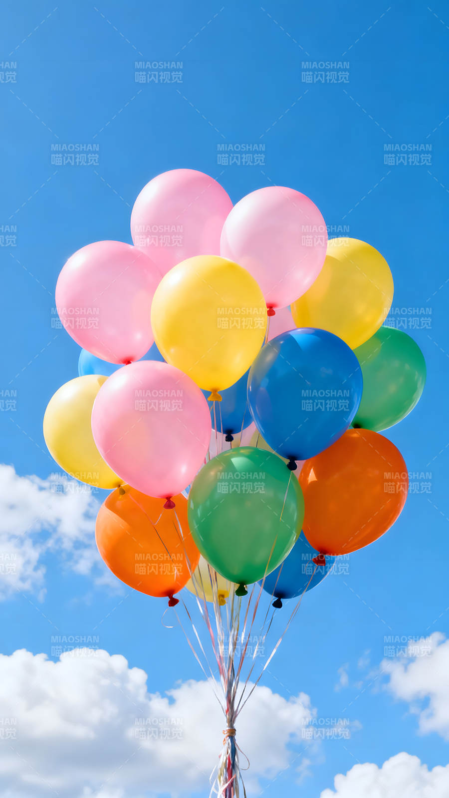 彩色气球在蓝天白云下飞翔图片