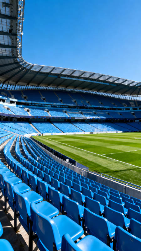 空旷的足球场蓝天白云阳光明媚图片