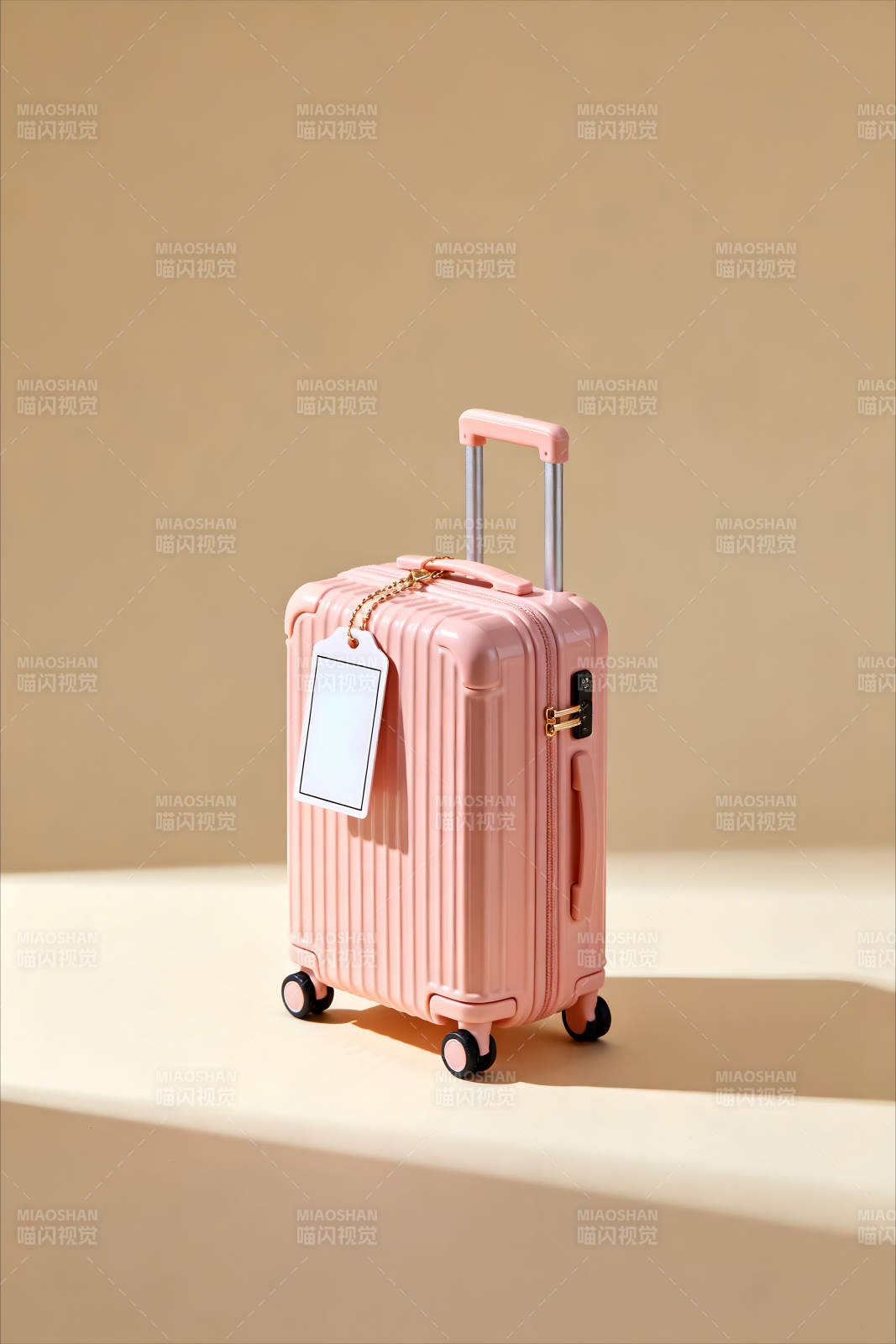 粉色旅行箱摆放图片图片