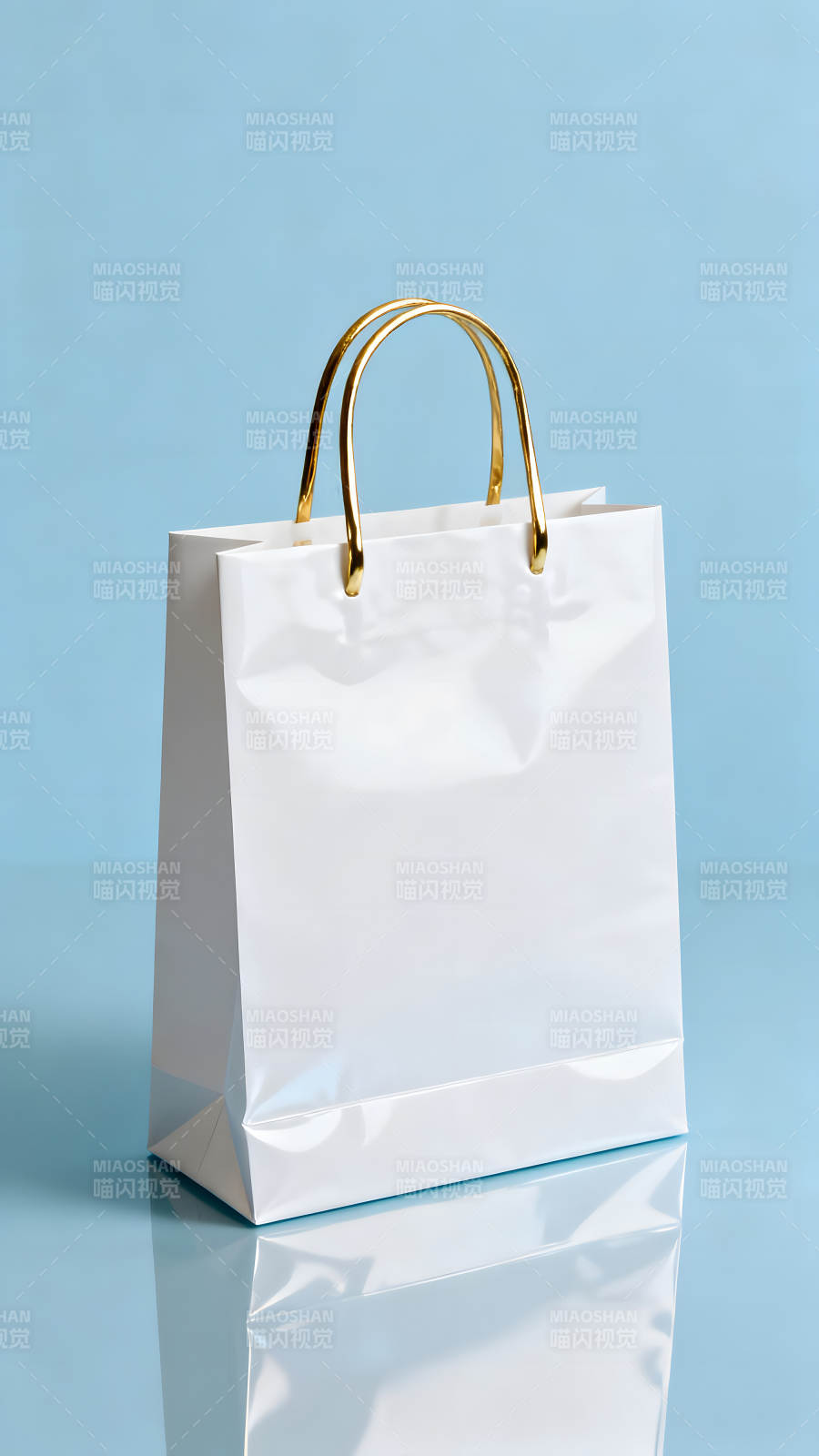 白色购物袋配金色提手在蓝色背景上图片