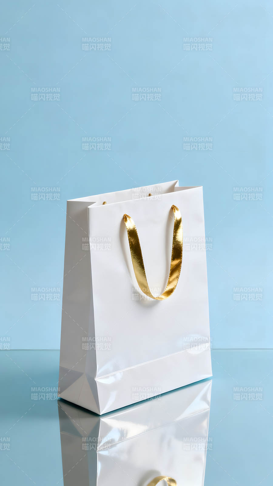 白色礼品袋金带装饰图片