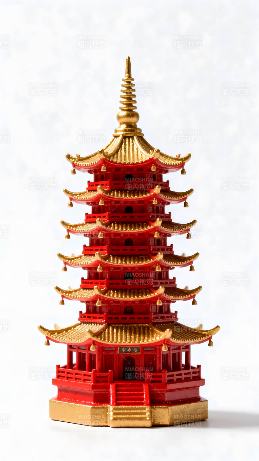 红色金顶宝塔模型特写图片