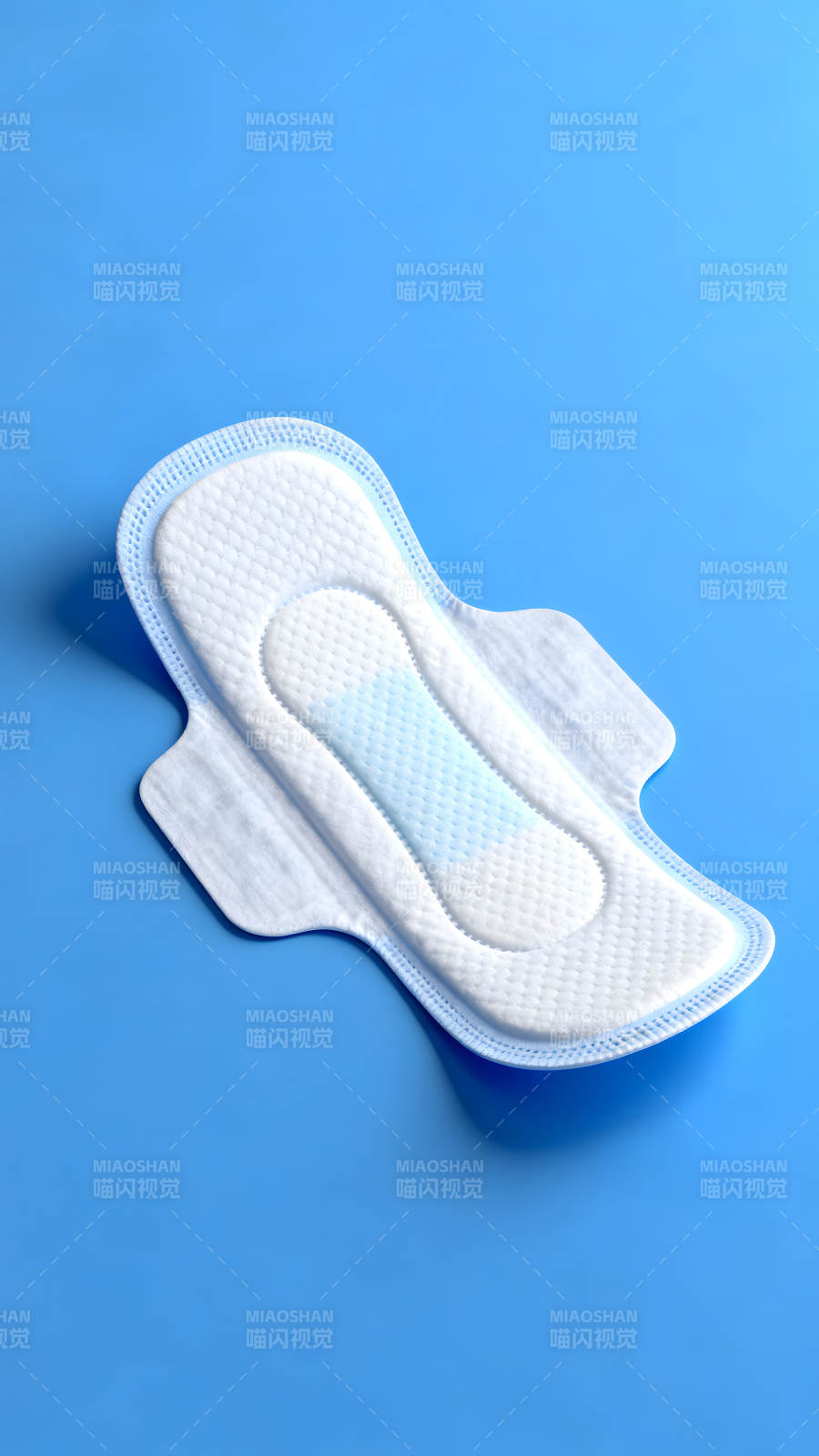 卫生巾特写蓝底干净图片