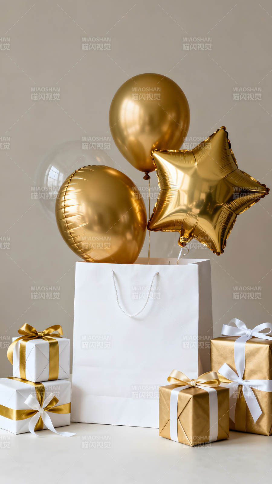 节日礼品堆叠金气球装饰图片