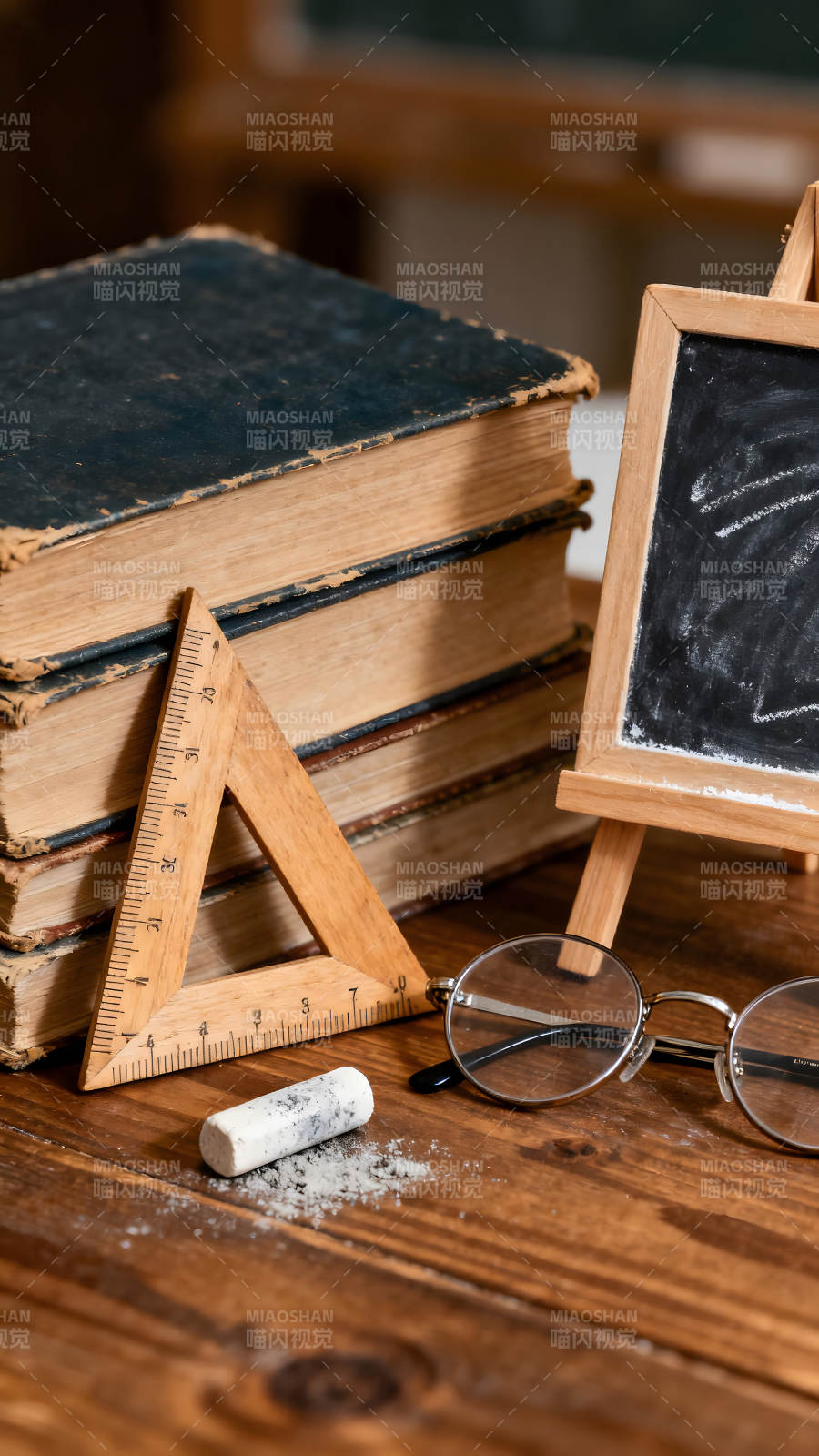 讲台上的旧书眼镜三角板图片