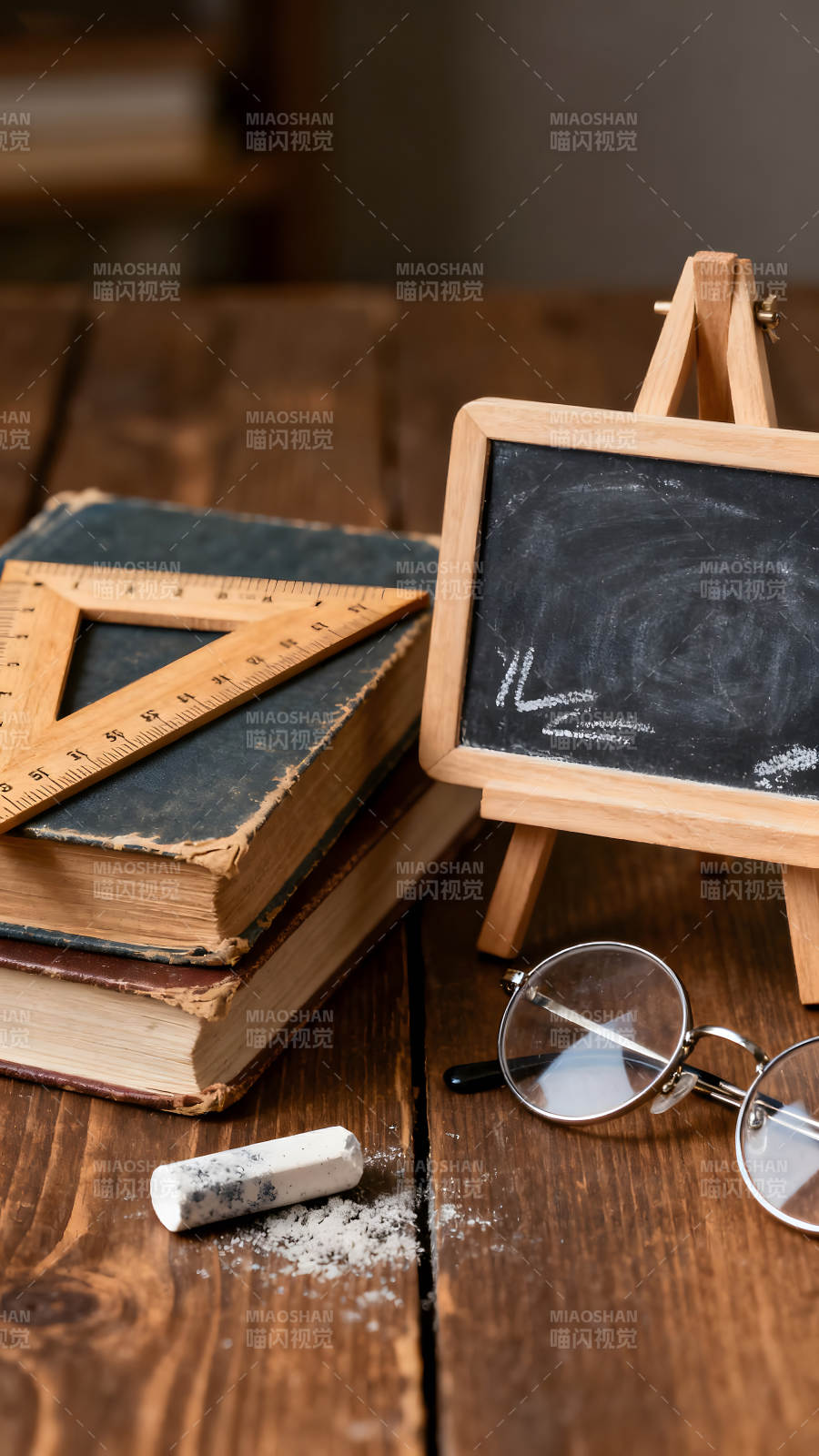 书本三角尺黑板眼镜构成学习场景图片
