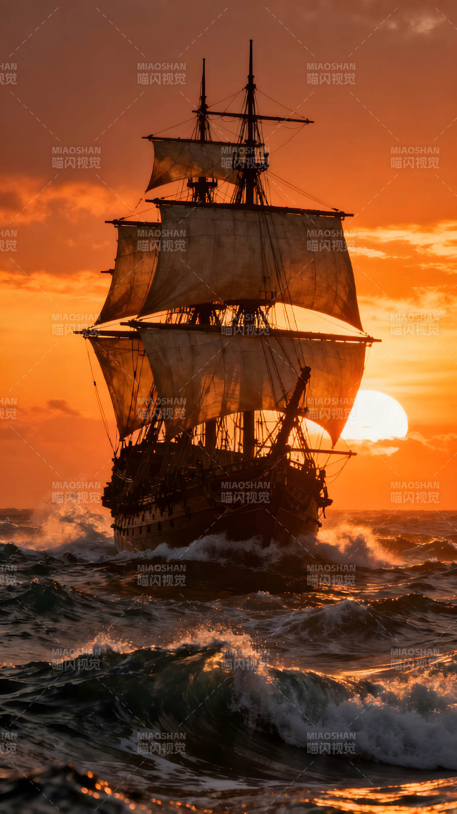 航船破浪而出夕阳映照光辉图片