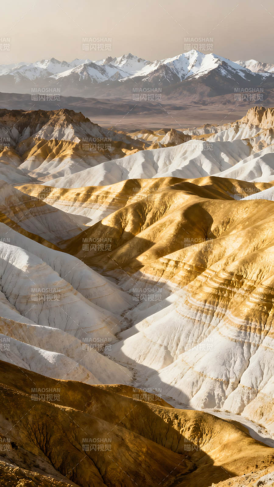 山脉层叠光影交错景象图片