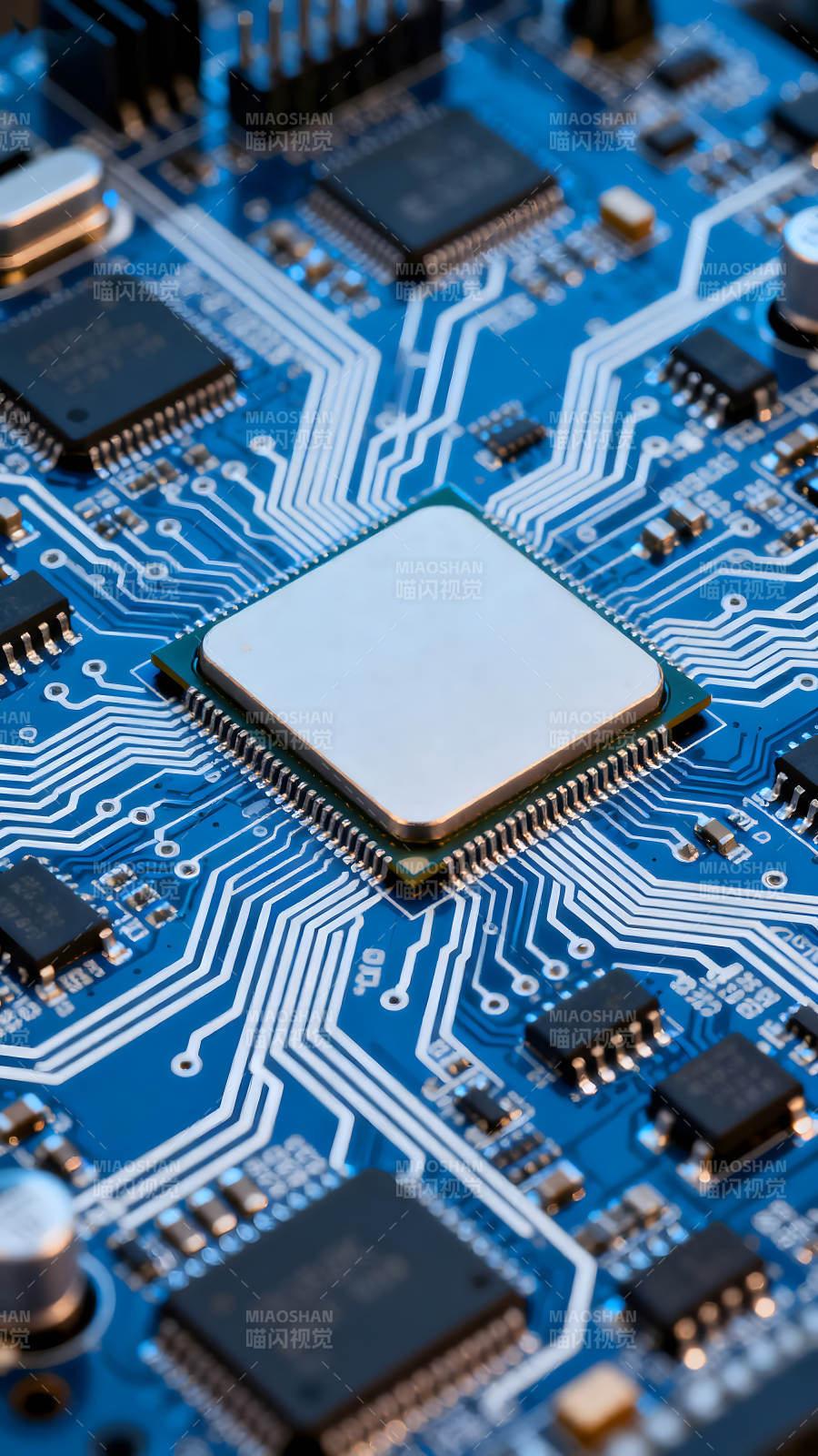 电路板特写展示芯片细节图片
