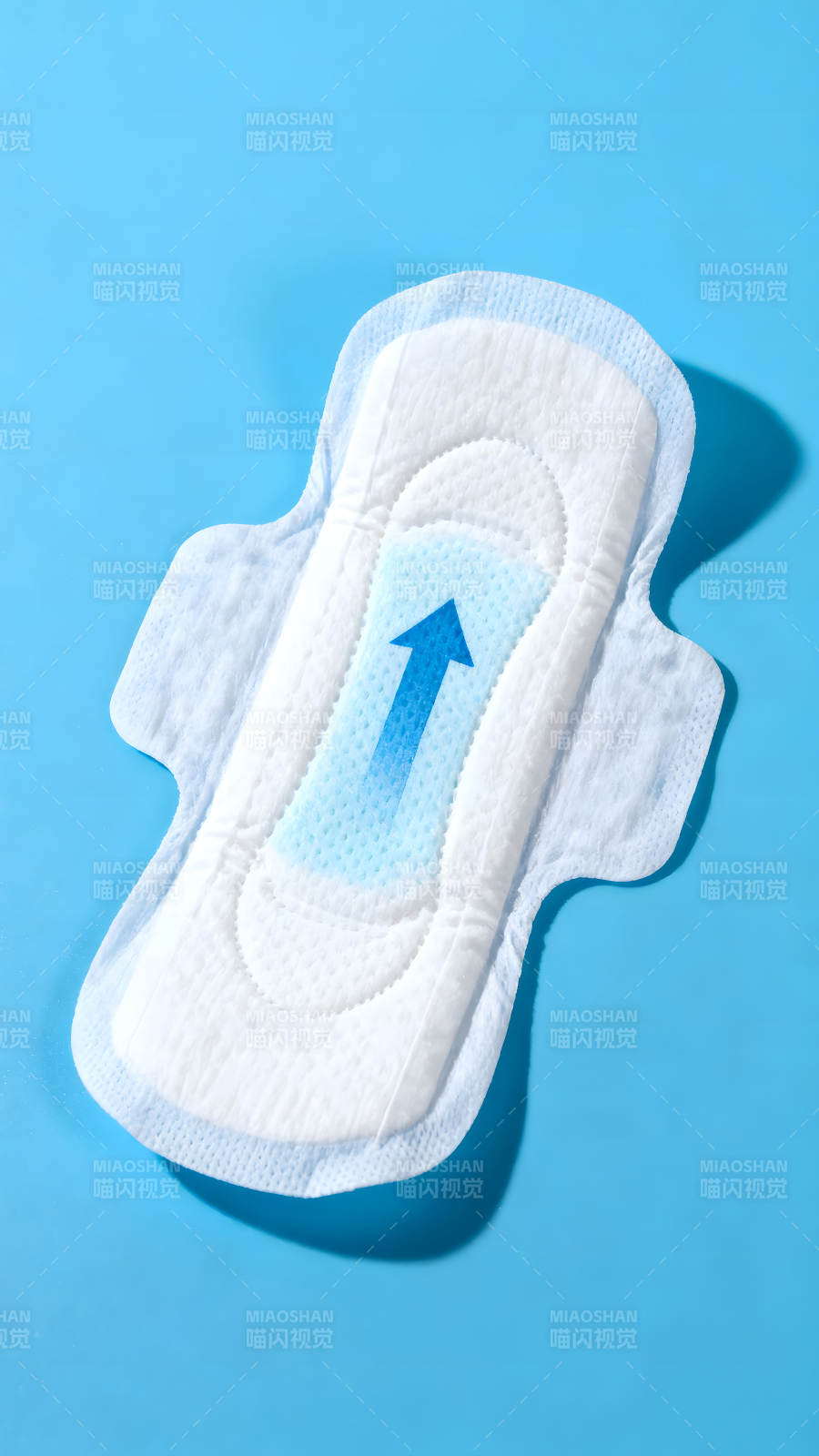 卫生巾特写蓝底背景图片
