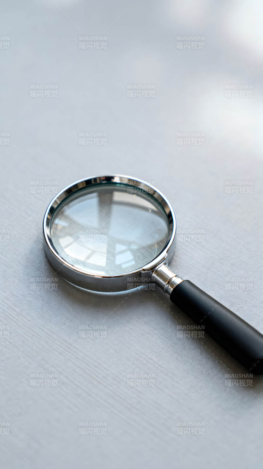 放大镜置于桌面细节观察图片