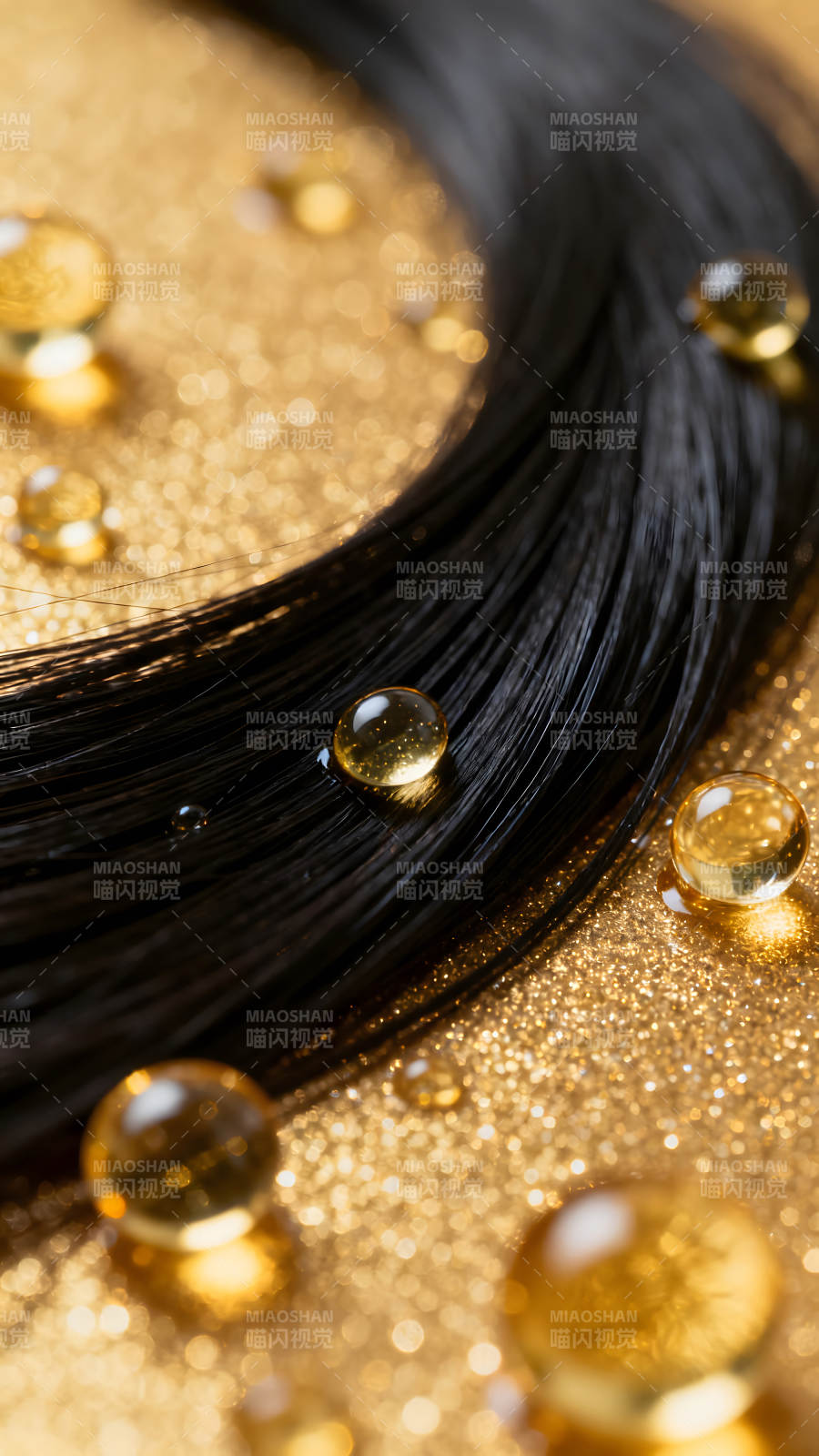 黑色发丝与金黄水珠特写图片