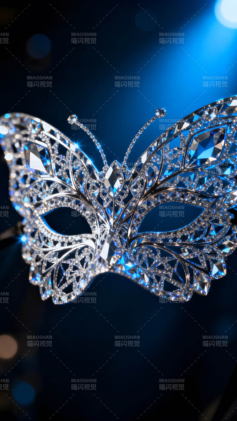 华丽的钻石蝴蝶面具在蓝光下闪耀图片