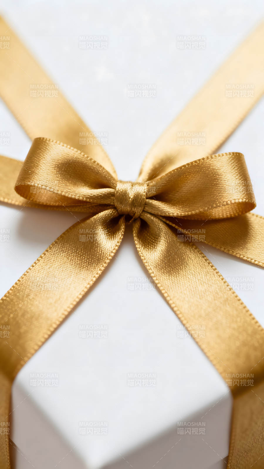 金色丝带蝴蝶结礼物特写图片