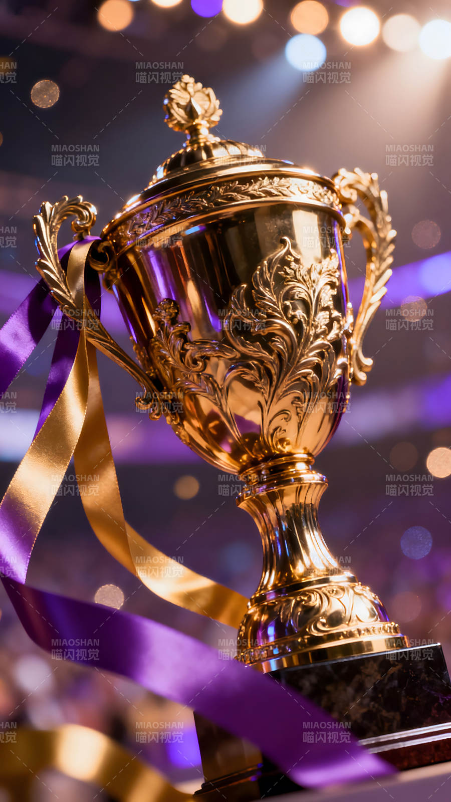 金光闪耀的金色奖杯庆祝胜利图片