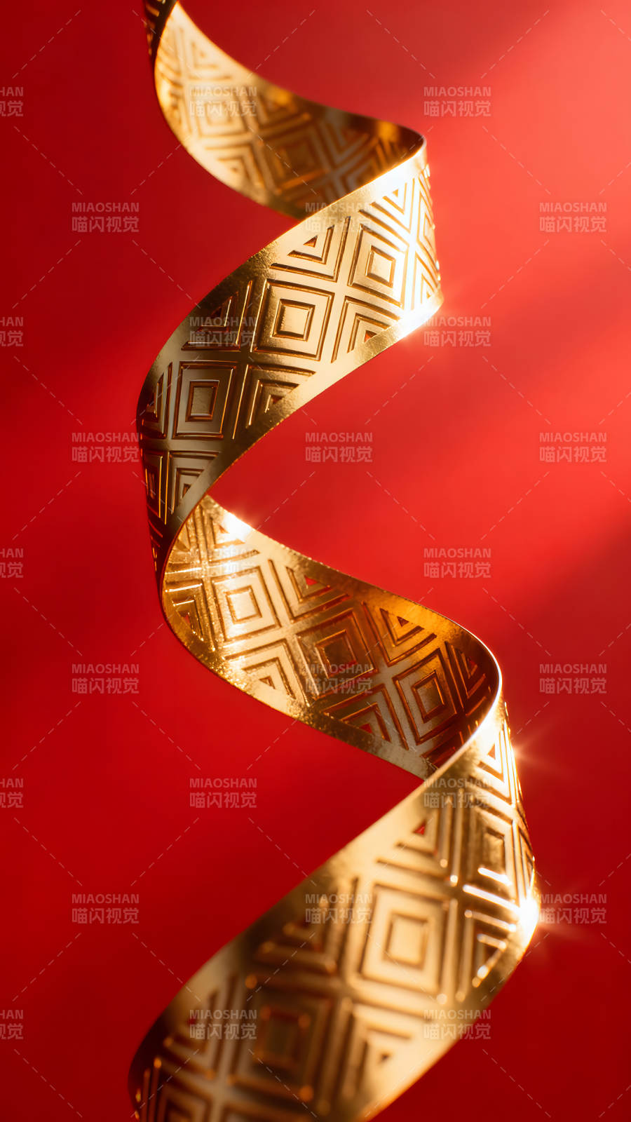 金色丝带在红色背景上缠绕图片