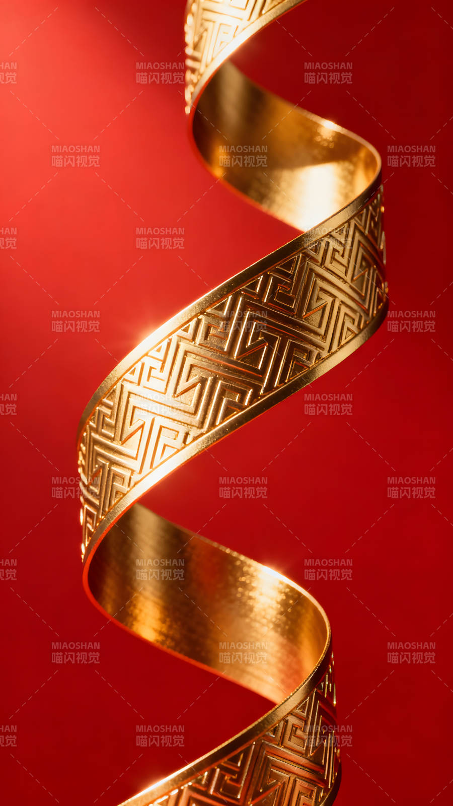 金色丝带在红色背景中螺旋上升图片