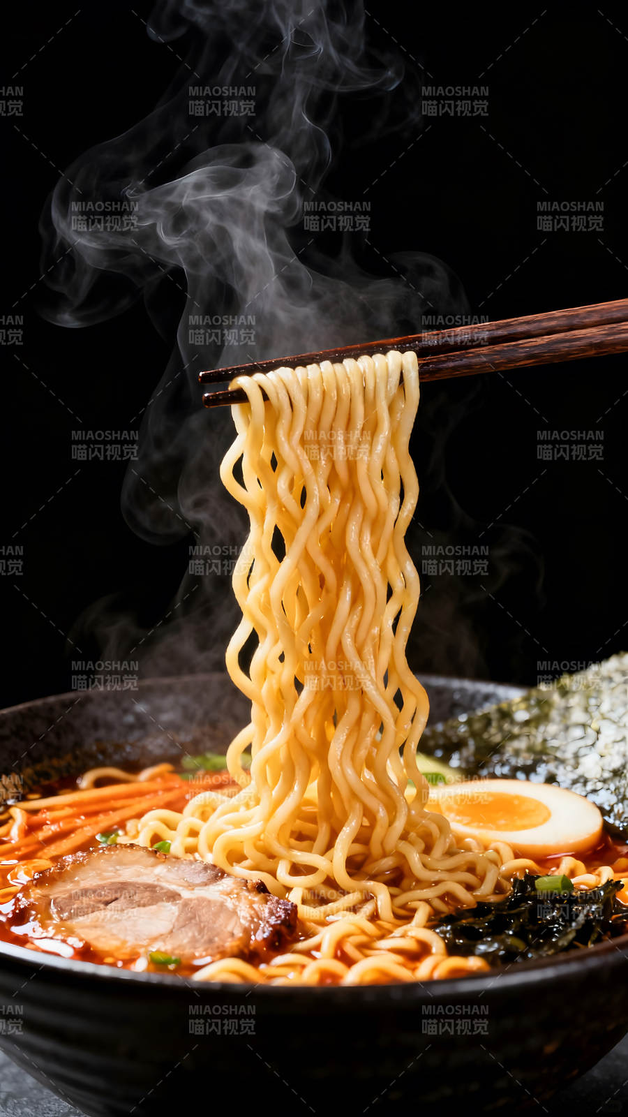 热气腾腾的拉面美食诱人图片