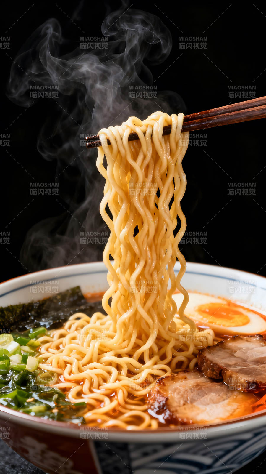 热气腾腾的拉面特写图片