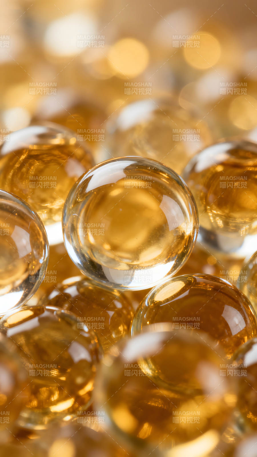 琥珀色球体特写光影交织图片