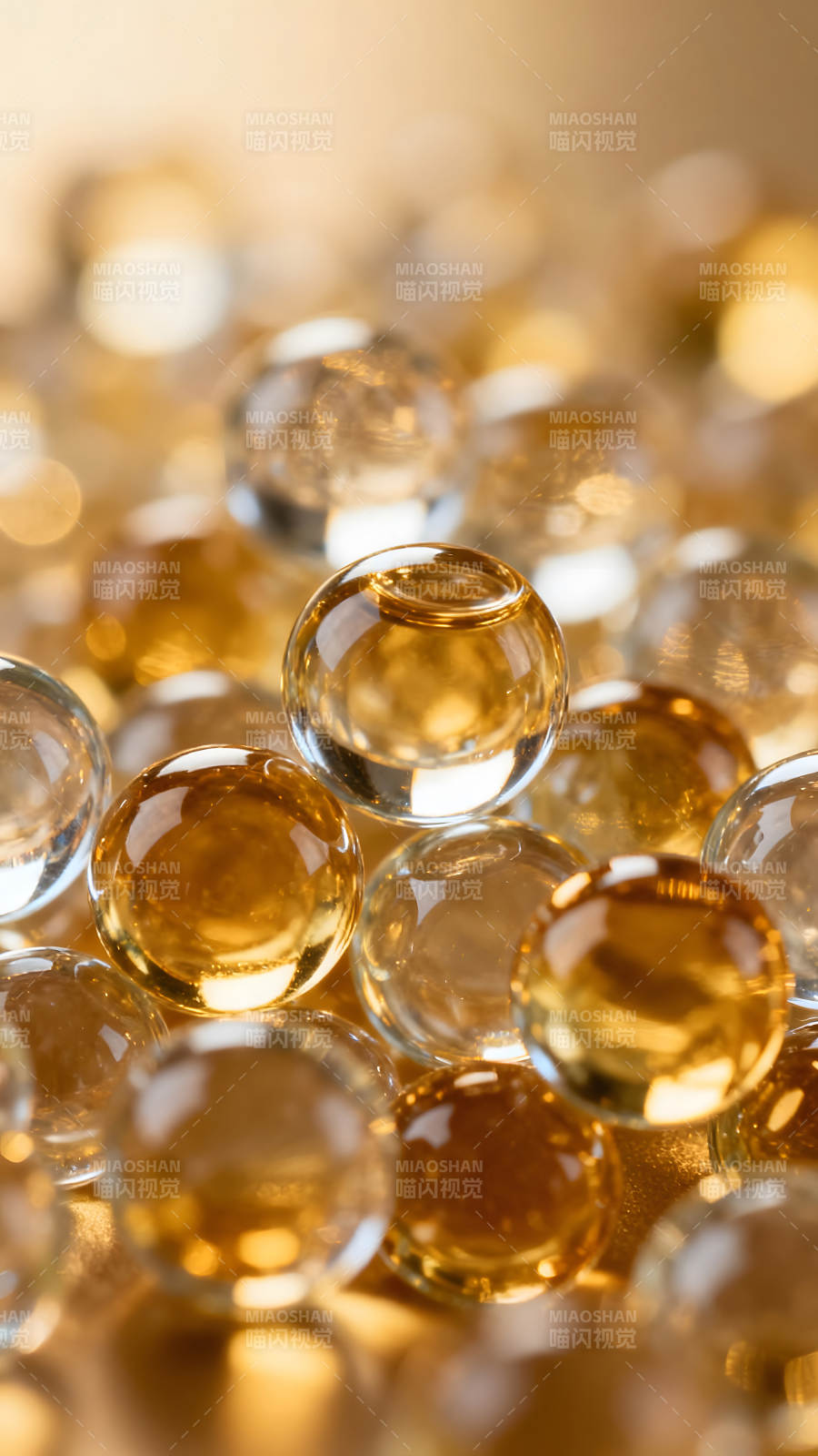 金黄色的晶莹剔透的圆球图片