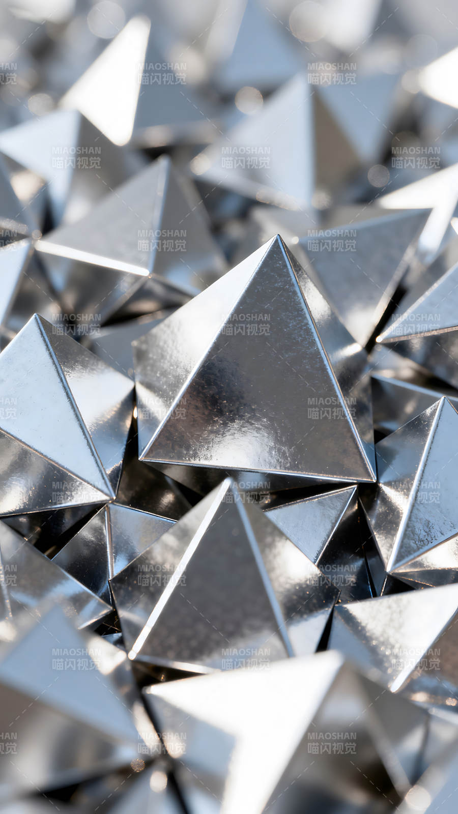 金属三角锥体堆叠特写图片