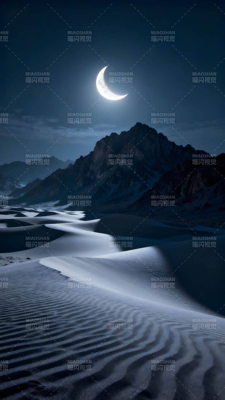 夜幕下的沙漠与弯月光辉图片