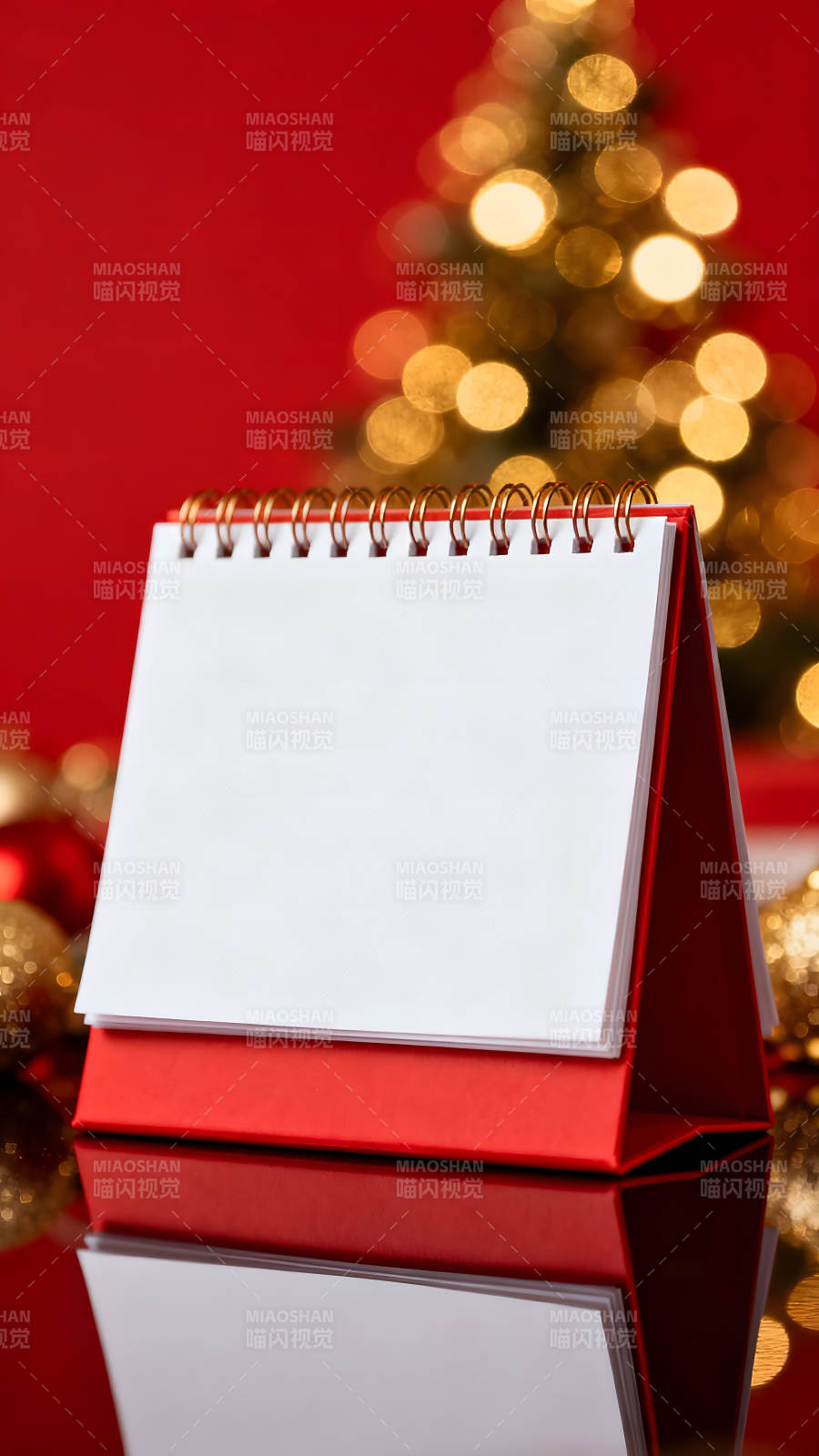 节日氛围的台历与灯光图片