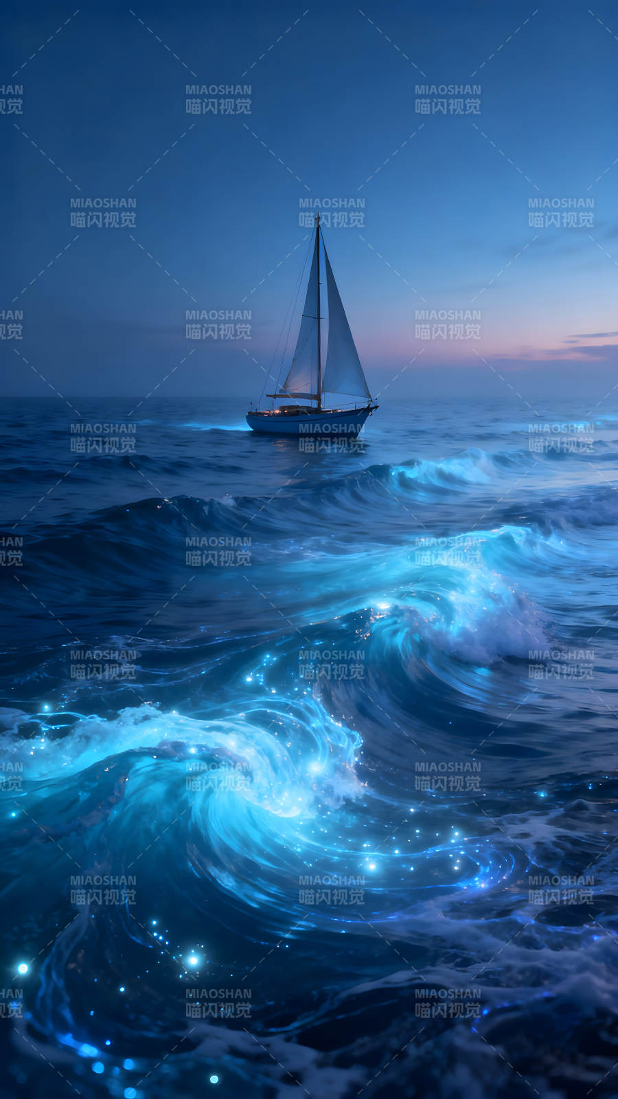 夜幕下的航船与发光的海浪图片