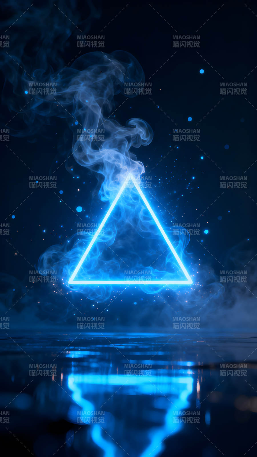发光三角形在烟雾中闪耀图片
