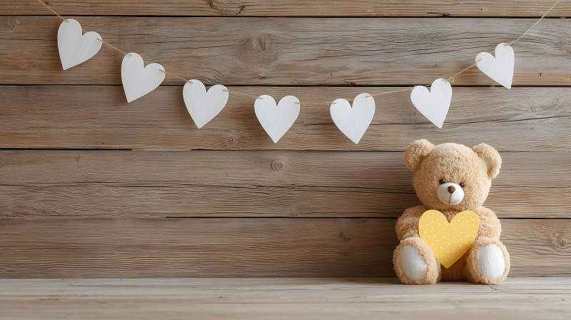 毛绒玩具熊和心形装饰营造浪漫氛围图片