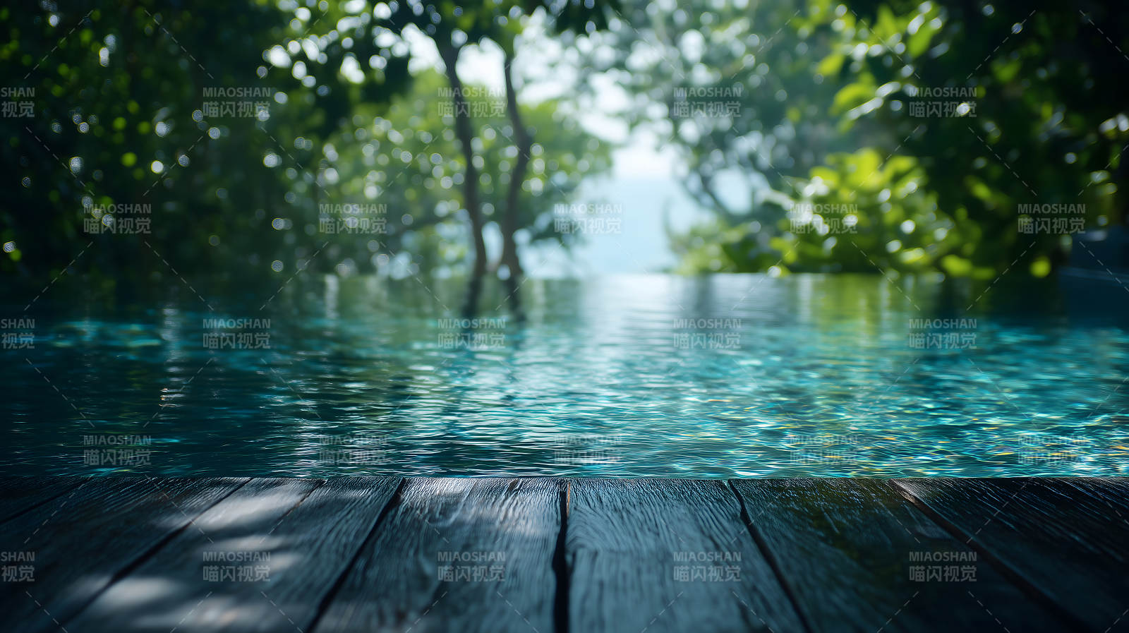 平静水面环绕绿意盎然的树木图片