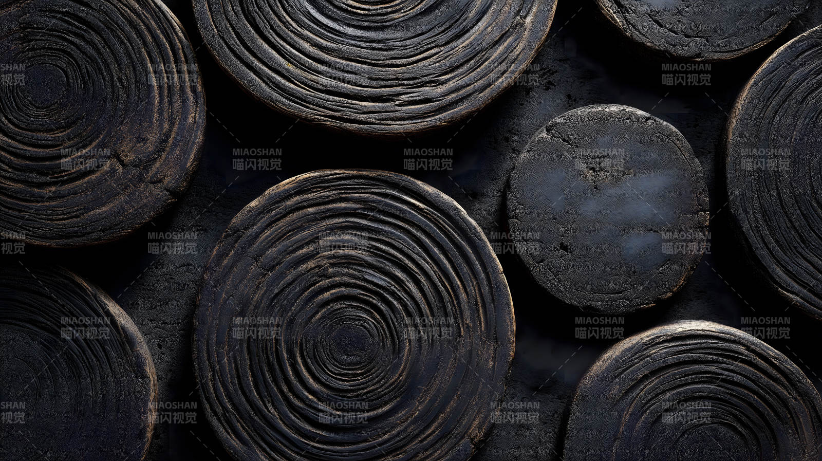 黑色圆形木质艺术品特写图片