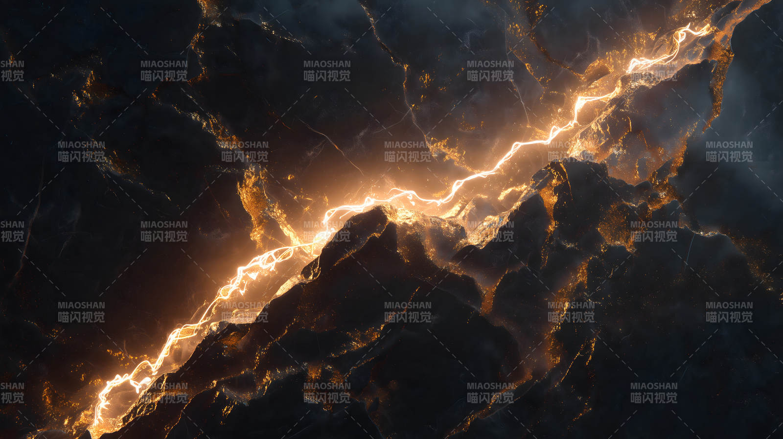 山脉雷电交织场景图片