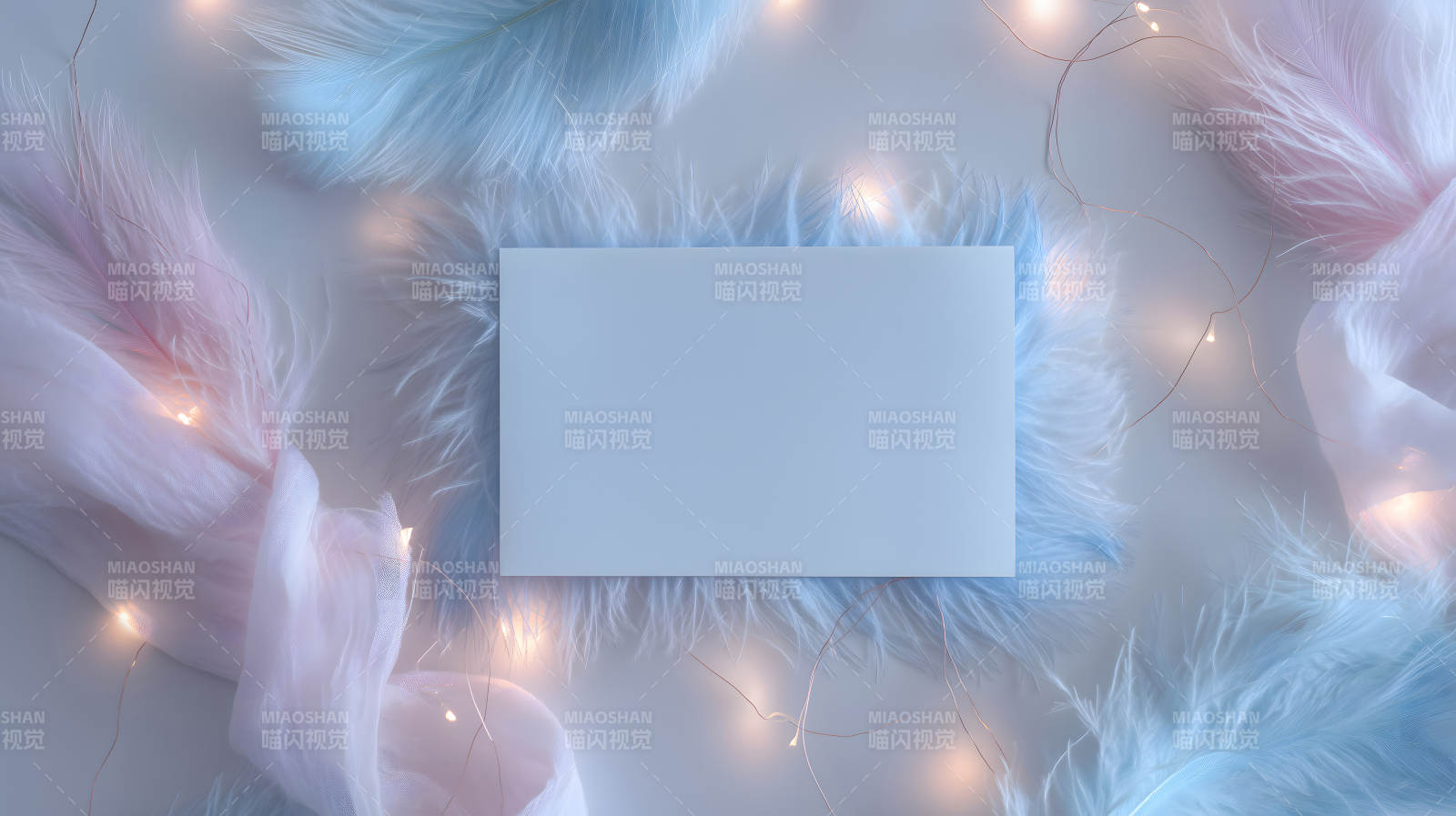 轻盈的羽毛和灯光下的空白卡片图片