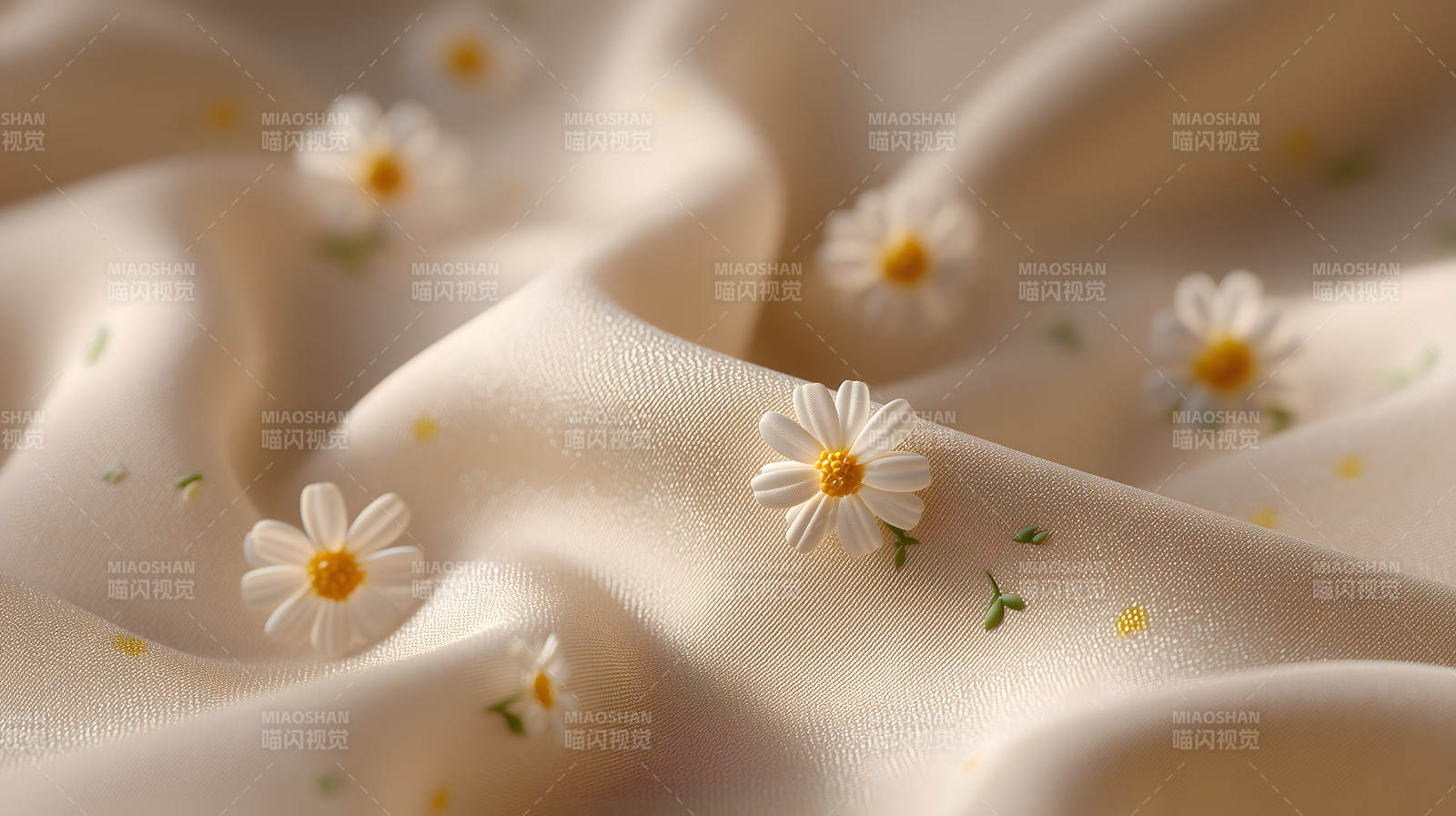 柔软丝绸上的小雏菊图片