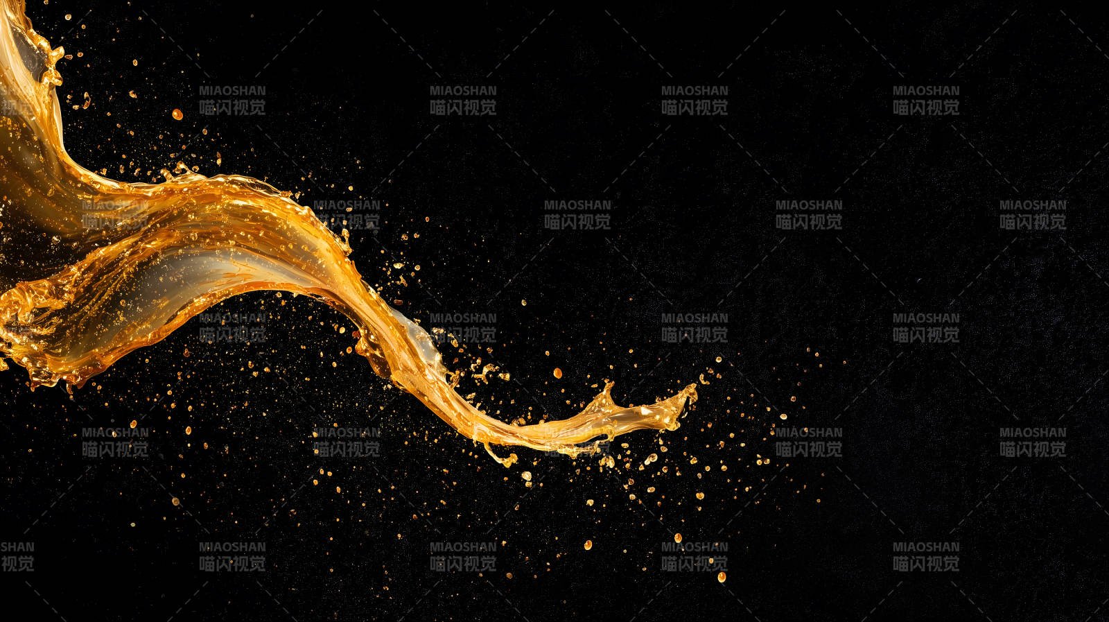 液体飞溅琥珀色液体在黑色背景上图片