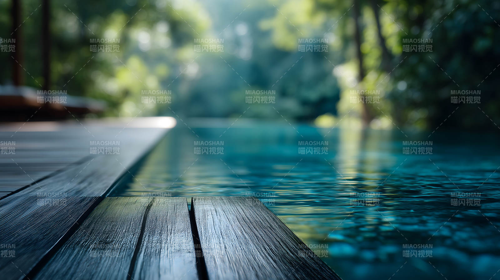 泳池木板森林背景水面波光粼粼图片