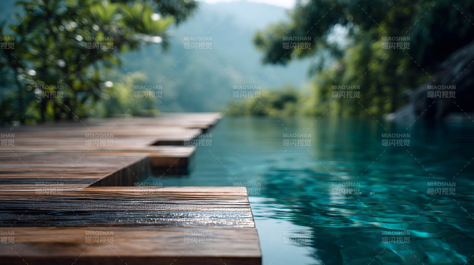 木质平台与碧水相接山水环绕风景图片