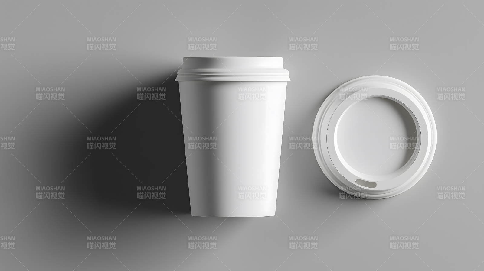 白色咖啡杯和杯盖摆放在灰色背景上图片