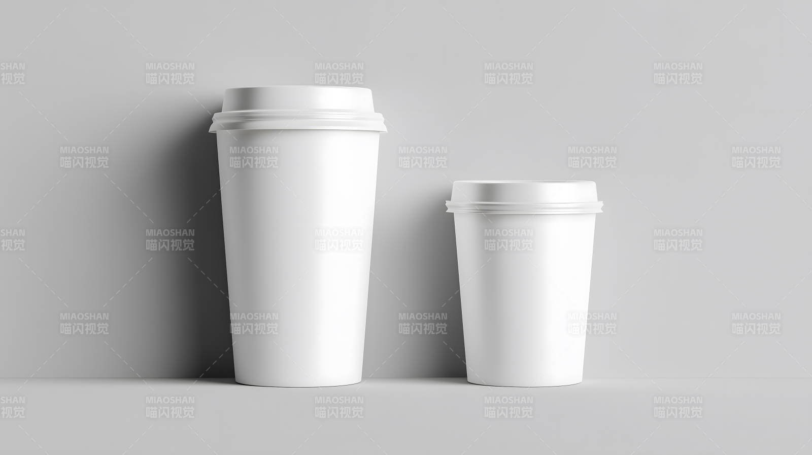 白色咖啡杯摆放场景图片