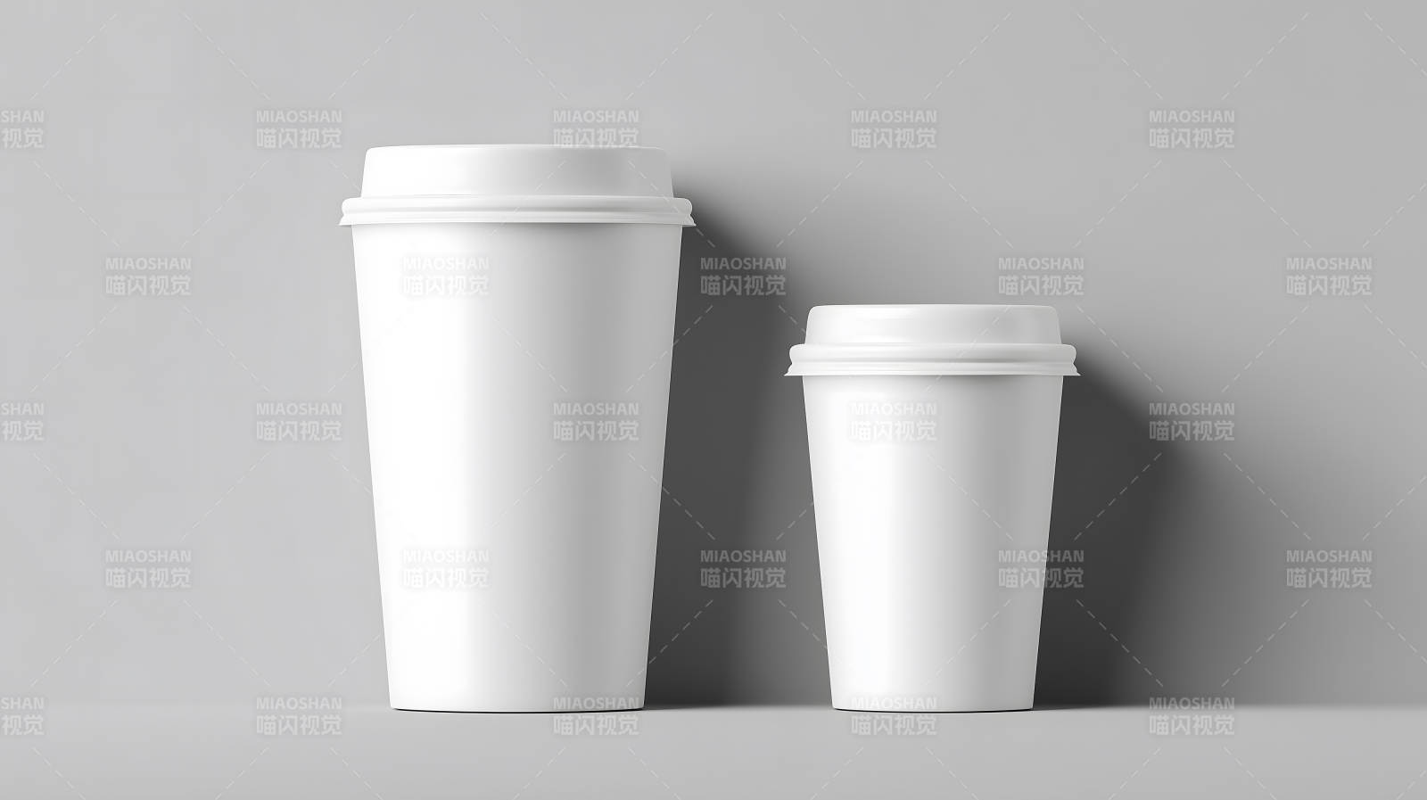 两只白色咖啡杯并排摆放图片