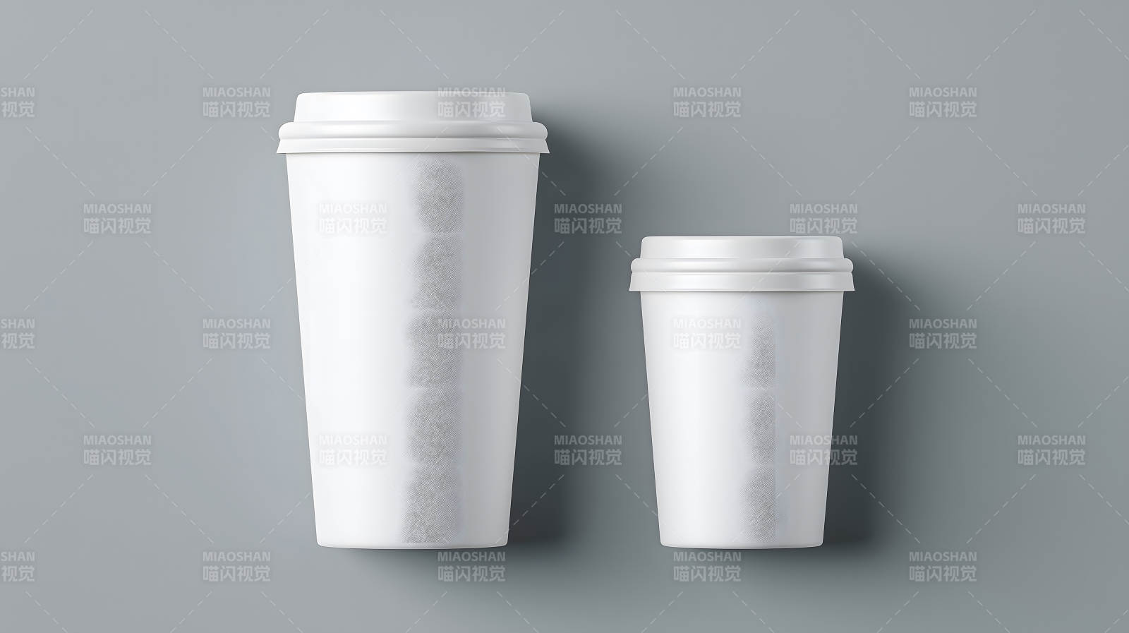 两只咖啡杯具摆放于灰色背景上图片