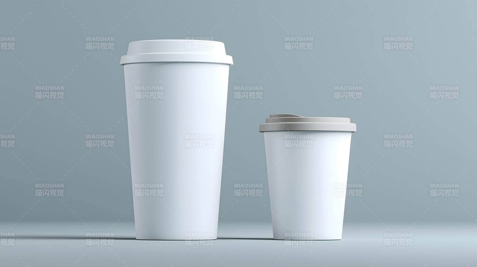 两个白色咖啡杯置于灰色背景图片