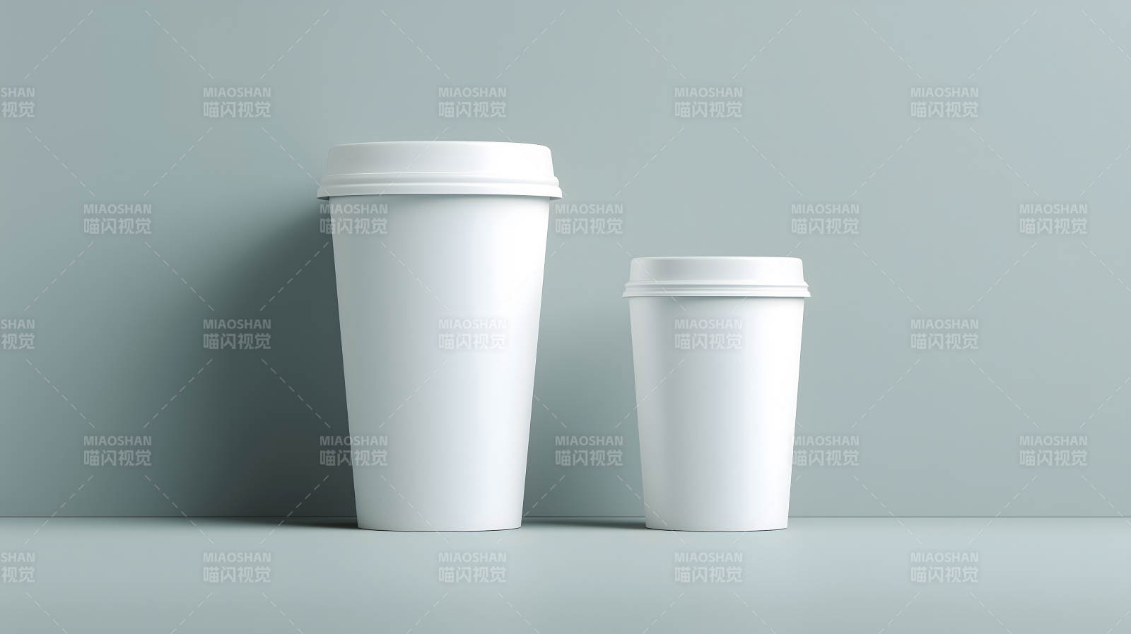 两只白色咖啡杯立于浅灰色背景图片