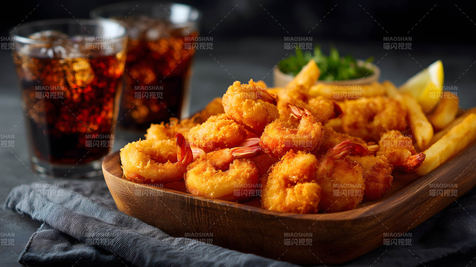 炸虾薯条配汽水美味诱人图片