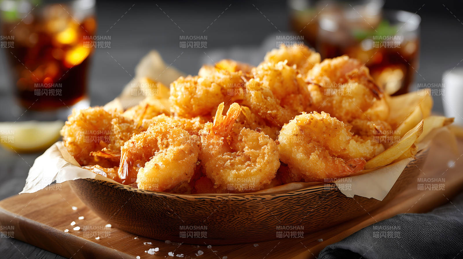 炸虾配薯条美食特写图片